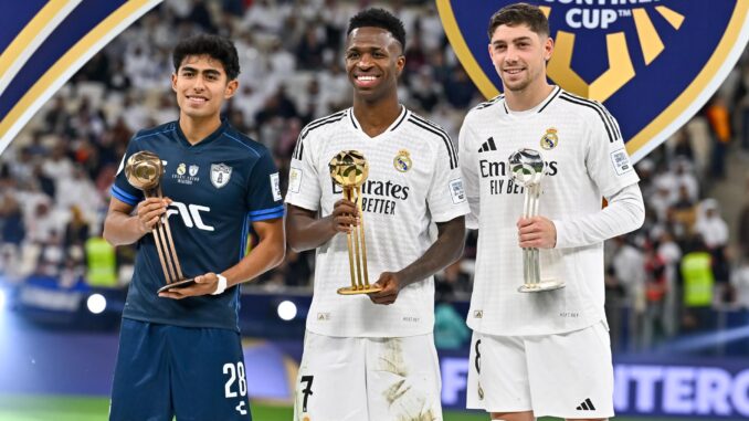 El jugador del Real Madrid Vinicius Junior (c), del Real Madrid, Elias Montiel (I), del CF Pachuca, y Federico Valverde (d), del Real Madri, posan con sus trofeos tras la final dela Copa Intercontinental que han jugado Real Madrid CF y CF Pachuca en Lusail, Catar. EFE/EPA/NOUSHAD THEKKAYIL
