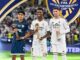 El jugador del Real Madrid Vinicius Junior (c), del Real Madrid, Elias Montiel (I), del CF Pachuca, y Federico Valverde (d), del Real Madri, posan con sus trofeos tras la final dela Copa Intercontinental que han jugado Real Madrid CF y CF Pachuca en Lusail, Catar. EFE/EPA/NOUSHAD THEKKAYIL