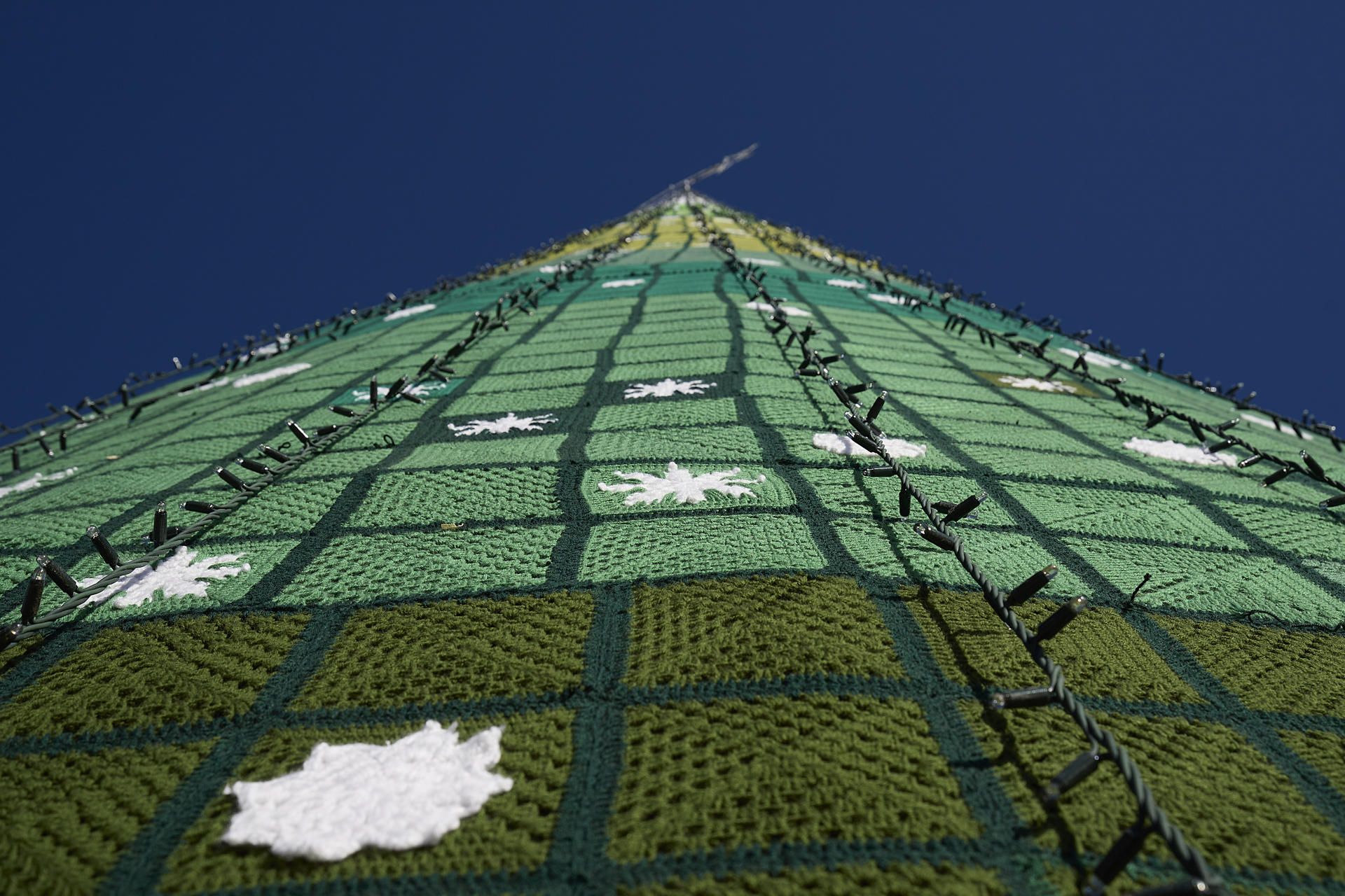 La localidad toledana de Cazalegas ha confeccionado el árbol navideño de croché más grande del mundo con una altura de 26 metros, consiguiendo el Récord Guiness. Dicho árbol es más grande que cualquiera de las casas del pueblo y visible desde cualquier punto. EFE/Manu Reino
