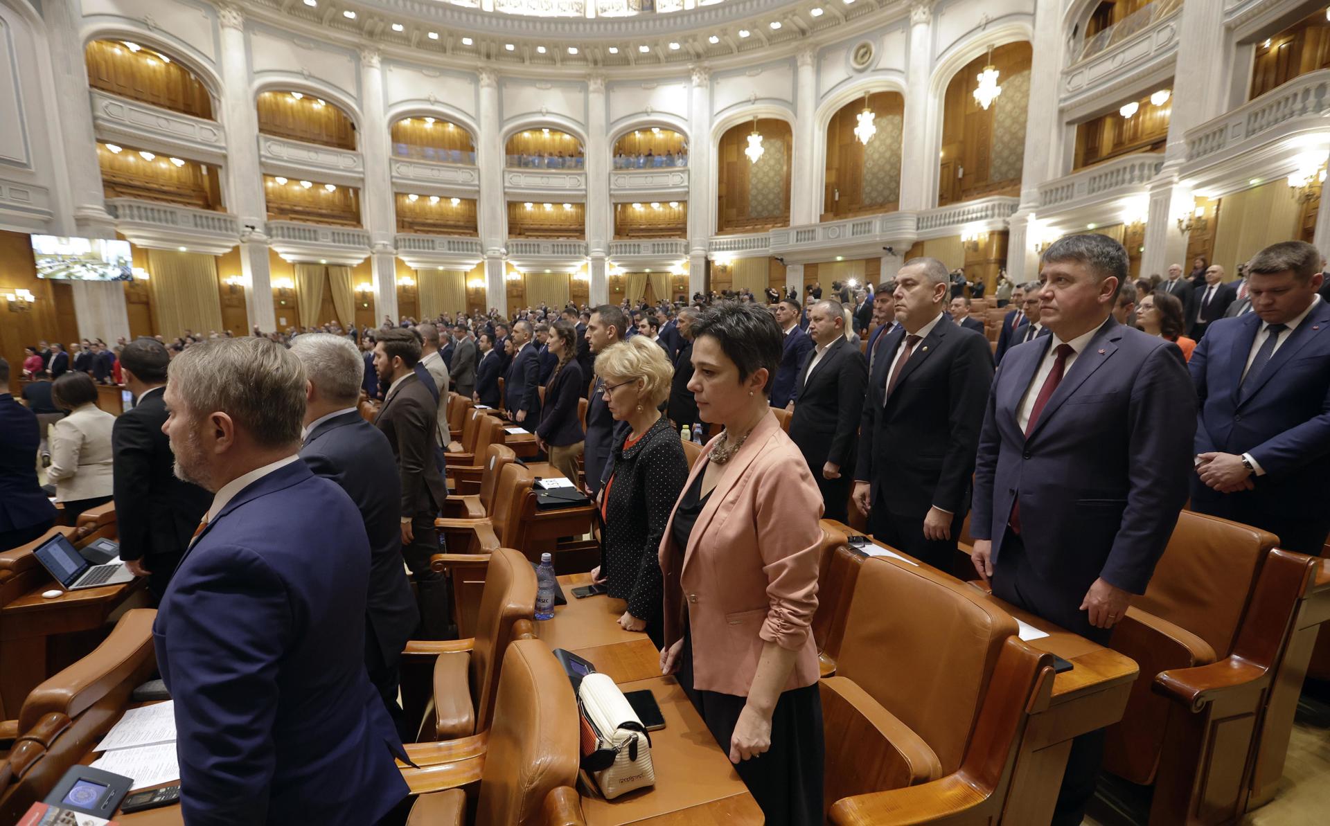 Los miembros del parlamento rumano observan un momento de silencio por las víctimas de la insurrección anticomunista de 1989 durante la primera sesión plenaria de la nueva asamblea del Parlamento en Bucarest, Rumanía, 20 de diciembre de 2024. El presidente rumano Iohannis convocó una sesión conjunta de las dos cámaras del nuevo parlamento, que fue elegido en las elecciones del 01 de diciembre. (Elecciones, Rumanía, Bucarest) EFE/EPA/ROBERT GHEMENT
</html>
