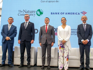 Fotografía cedida por la Presidencia de Ecuador donde se observa al presidente de Ecuador, Daniel Noboa (c), acompañado por los ministros de Economía y Finanzas, Juan Carlos Vega (2-i), y de Ambiente, Agua y Transición Ecológica, Inés Manzano (2-d), el director del Programa Ecuador de la organización estadounidense The Nature Conservancy, Galo Medina (i), y el director ejecutivo del Instituto Nacional de Biodiversidad (Inabio) de Ecuador, Diego Inclán, posando durante el acto de anuncio del nuevo canje de deuda por naturaleza realizado por el Gobierno ecuatoriano para conservación de la Amazonía este martes, en Quito (Ecuador). EFE/ Presidencia de Ecuador