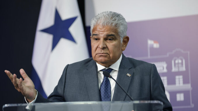 El presidente de Panamá, José Raúl Mulino, habla durante una conferencia de prensa este jueves en Ciudad de Panamá (Panamá). EFE/ Bienvenido Velasco
