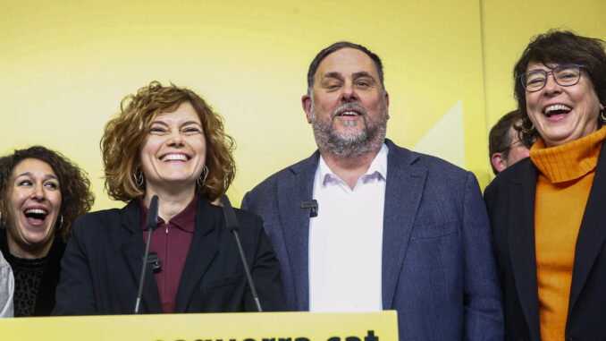 El líder de la candidatura Militància Decidim, Oriol Junqueras, celebra la victoria sobre Xavier Godàs tras la segunda vuelta de las elecciones internas para elegir a la nueva dirección del partido, este sábado en Barcelona.-EFE/ Quique García
