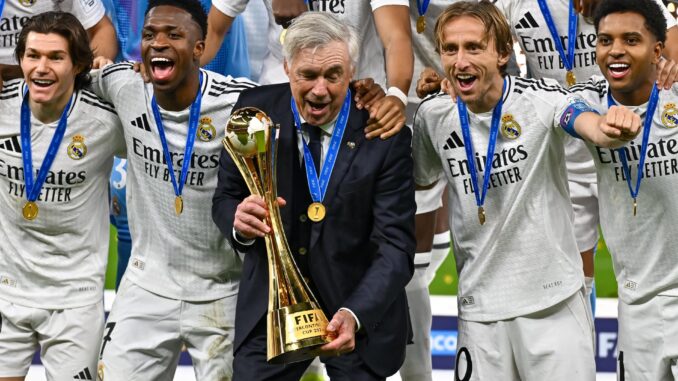 El Real Madrid, con Ancelotti en la cabeza, celebra el título de la Copa Intercontinental en la final jugada en el estadio de Lusailm en Doha, Catar. EFE/EPA/NOUSHAD THEKKAYIL
