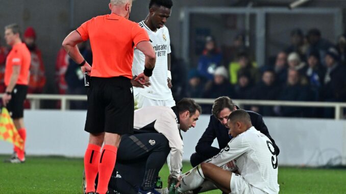 El jugador del Real Madrid Kylian Mbappe recibe atención médica en el partido ante el Atalanta.EFE/EPA/MICHELE MARAVIGLIA
