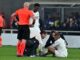 El jugador del Real Madrid Kylian Mbappe recibe atención médica en el partido ante el Atalanta.EFE/EPA/MICHELE MARAVIGLIA