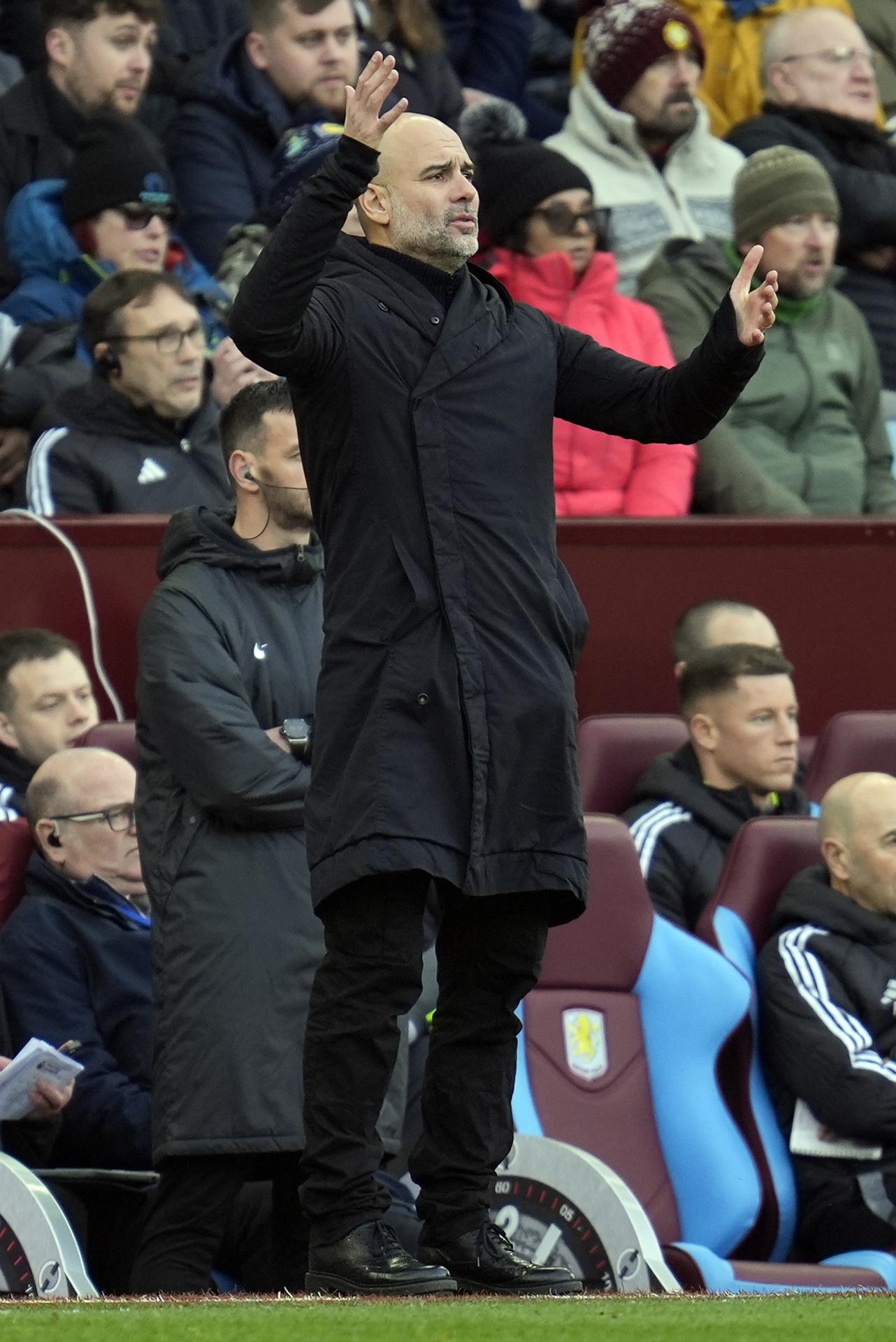 El entrenador del Manchester City Pep Guardiola durante el partido de la Premier League que han jugado Aston Villa y Manchester City, en Birmingham, Reino Unido. EFE/EPA/TIM KEETON
