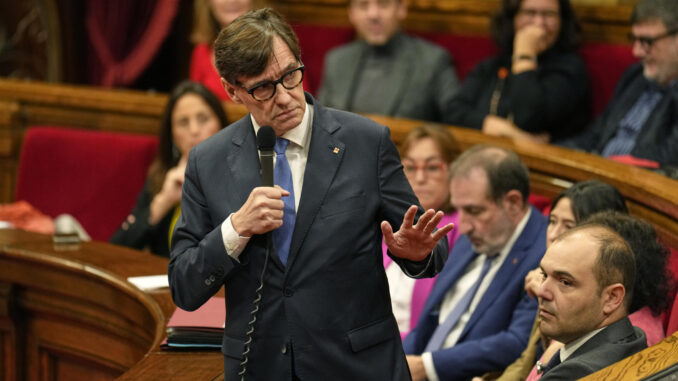 El presidente de la Generalitat, Salvador Illa, durante el pleno del Parlament, este miércoles, donde se somete a una nueva sesión de control. EFE/Alejandro García
