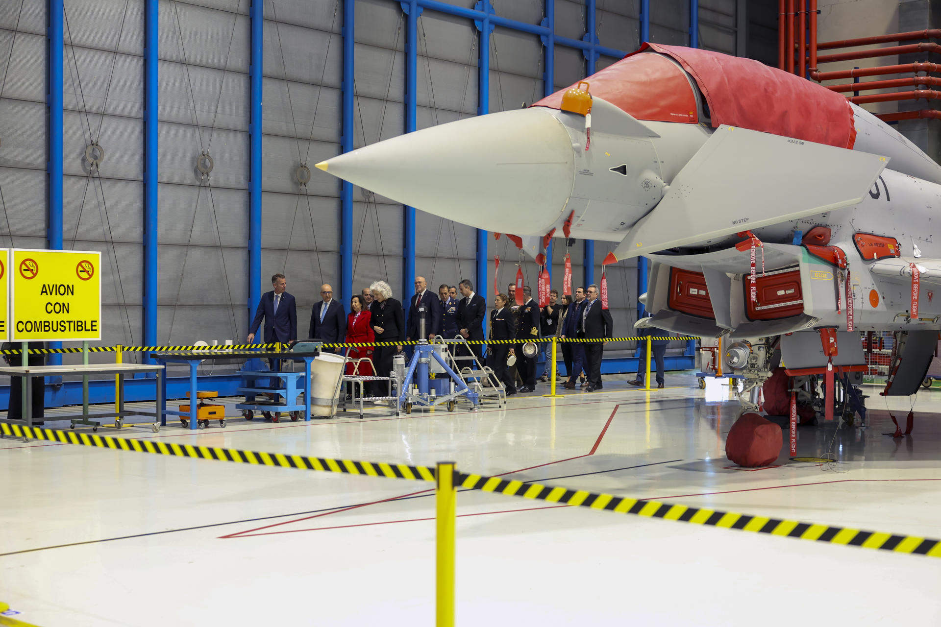 La ministra de Defensa, Margarita Robles (3i) durante su visita con representantes de NETMA (NATO Eurofighter and Tornado Management Agency) de las instalaciones de Airbus Getafe (Madrid) este viernes donde formaliza el acuerdo al que ha llegado su departamento para la adquisición de 25 Eurofighter, en el marco del programa Halcón II. EFE/ Kiko Huesca
