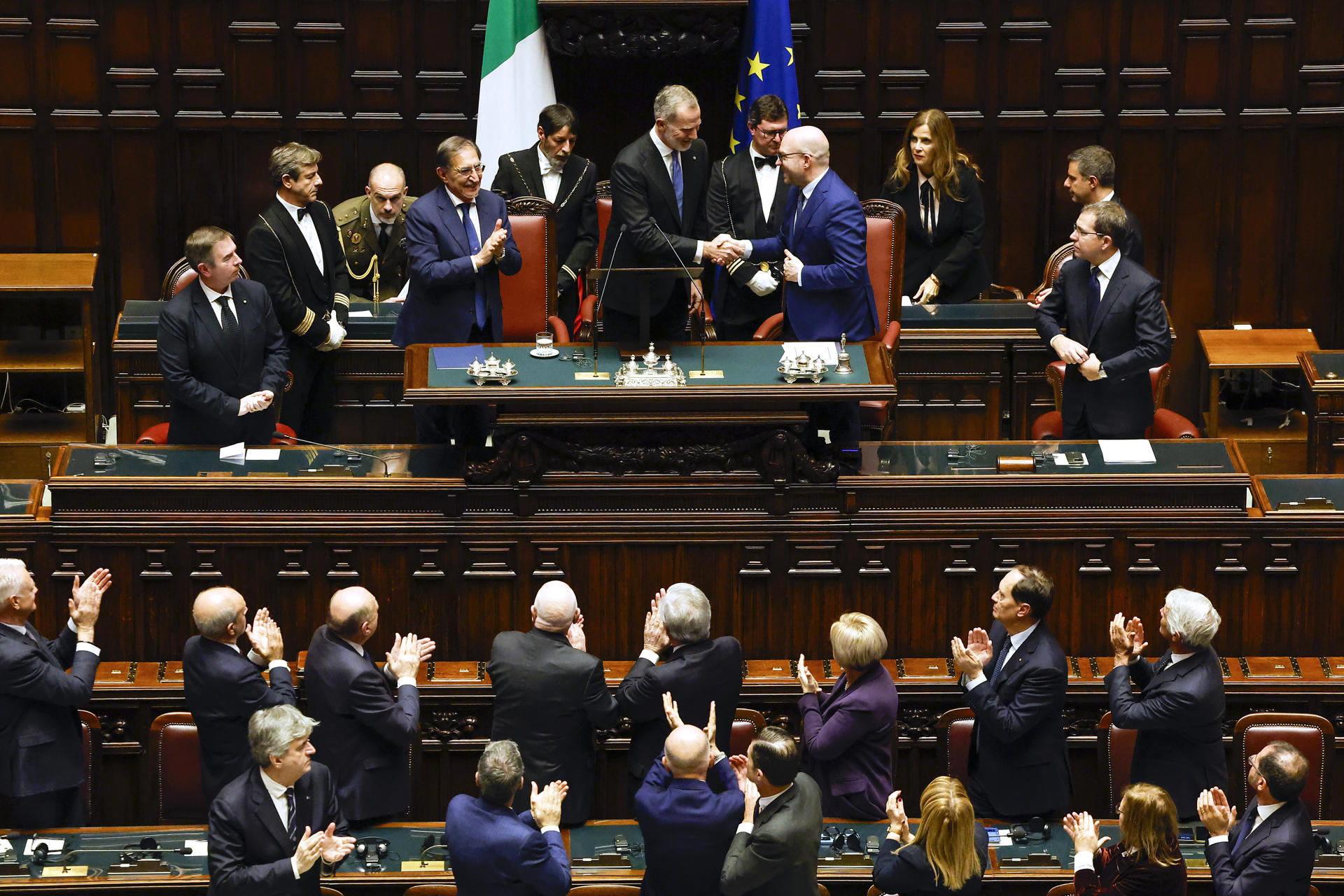 El rey Felipe VI (c), junto al presidente del Senado italiano, Ignazio La Russa (c-i), y el presidente de la Cámara de Diputados italiana, Lorenzo Fontana (c-d), pronuncia un discurso durante su visita a la sede de la Cámara de Diputados de Italia, este miércoles en el Palacio de Montecitorio de Roma. EFE/ Chema Moya
