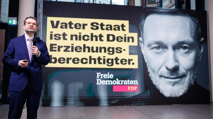 El designado secretario general del Partido Democrático Libre (FDP), el ex ministro alemán de Justicia Marco Buschmann, habla delante de un cartel de campaña en el que se lee ;El Estado no es tu tutor legal; durante un acto con la prensa en la sede del partido en Berlín, Alemania, el 10 de diciembre de 2024. El FDP presentó su campaña para las elecciones federales de 2025. (Elecciones, Alemania) EFE/EPA/CLEMENS BILAN
