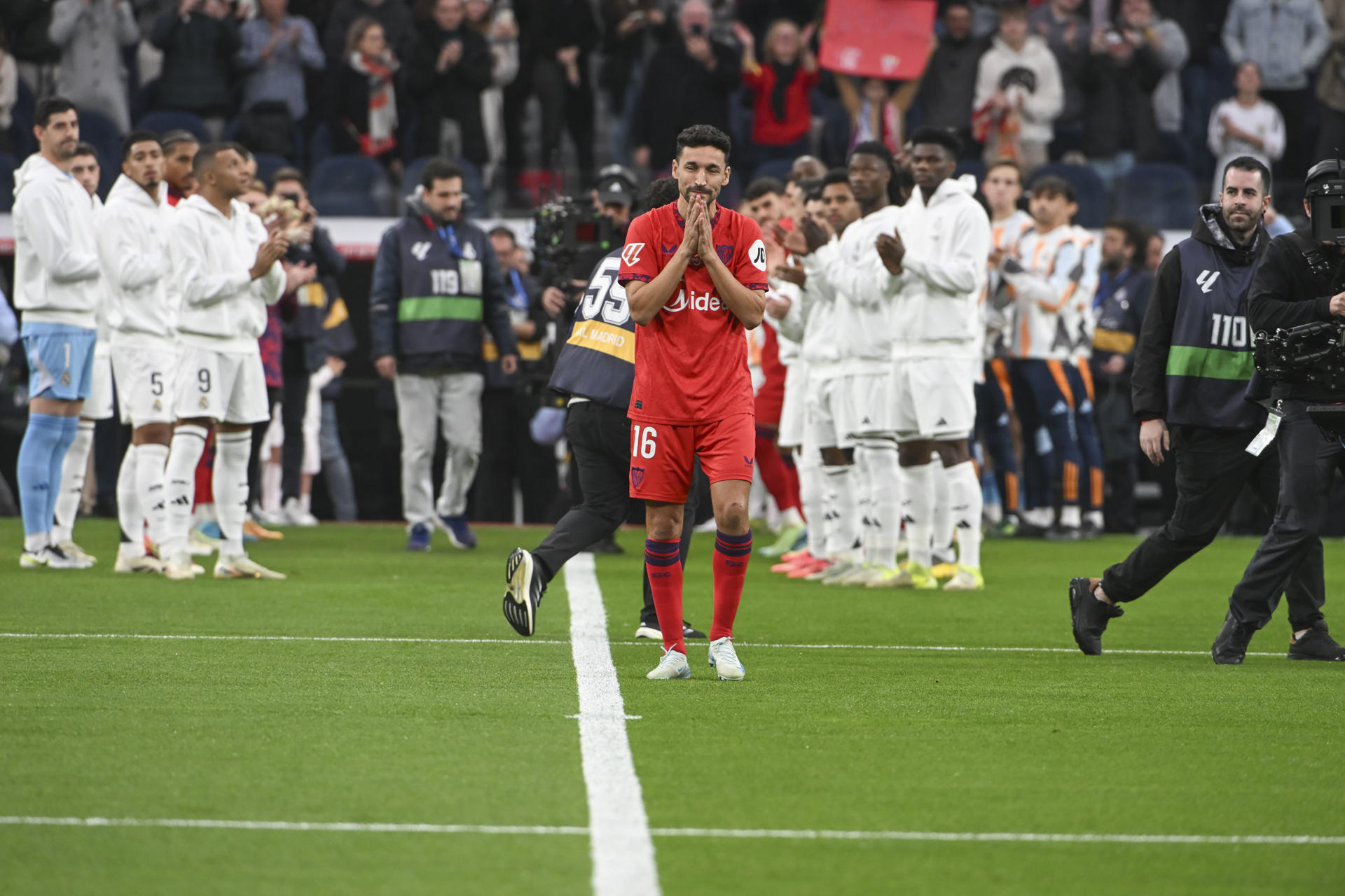 El defensa del Sevilla Jesús Navas recibe un homenaje en su último partido como futbolista profesional antes del encuentro de LaLiga entre el Real Madrid y el Sevilla, este domingo en el estadio Santiago Bernabéu. EFE/ Fernando Villar
