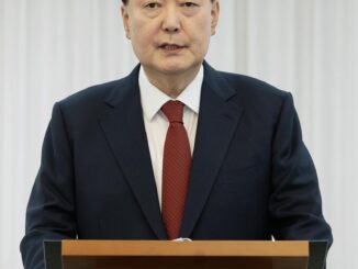 Fotografía proporcionada por la Oficina Presidencial que muestra al presidente surcoreano, Yoon Suk Yeol, pronunciando un discurso en su residencia luego de que la Asamblea Nacional aprobara una moción de juicio político en su contra, en Seúl, Corea del Sur, el 14 de diciembre de 2024. EFE/EPA/South Korea Presidential Office