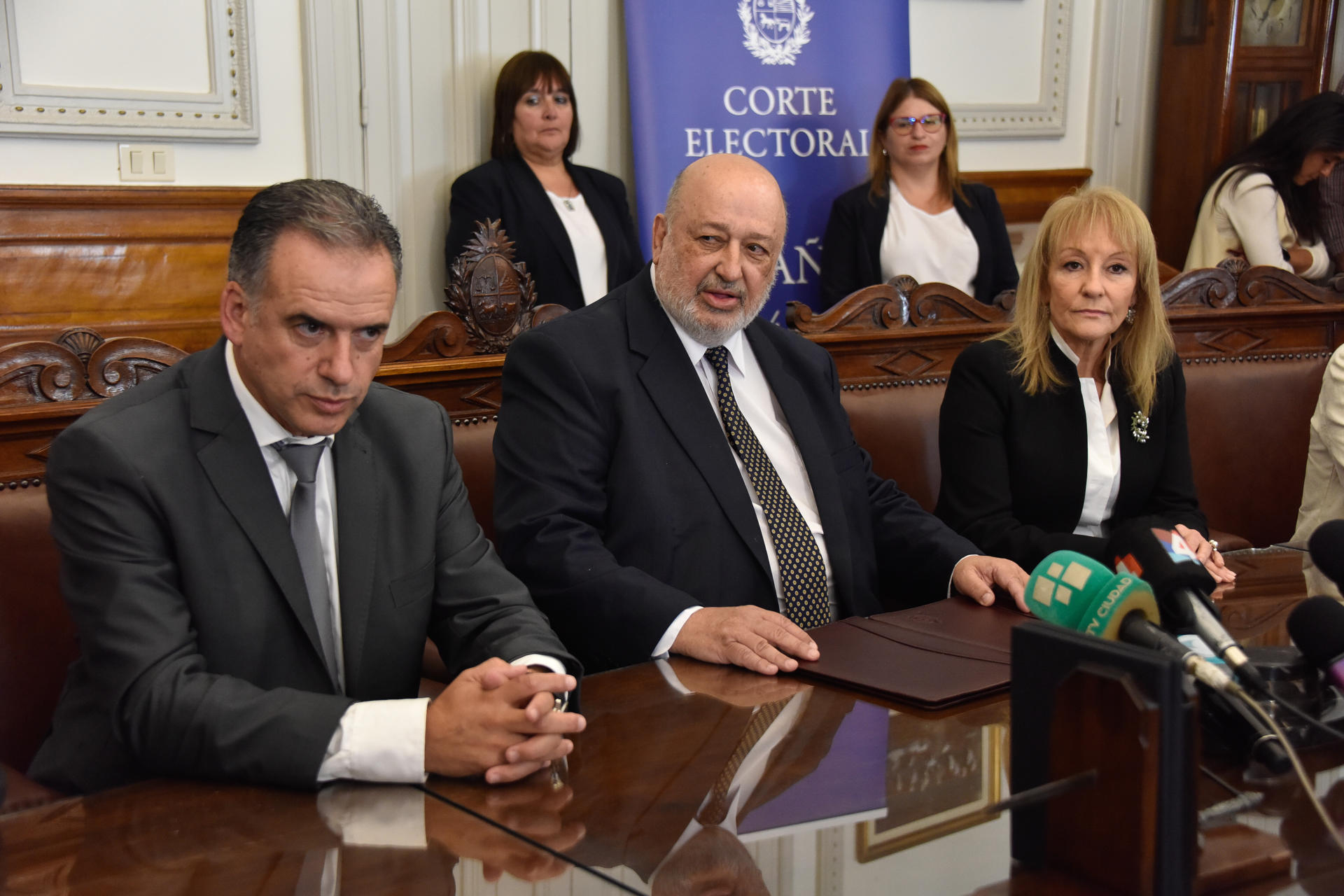 l presidente electo de Uruguay, Yamandú Orsi (i) y la vicepresidenta electa, Carolina Cosse (d), asisten a la Corte Electoral para ser proclamados de forma oficial por el presidente de la Corte Electoral, Wilfredo Penco (c), este miércoles, en Montevideo (Uruguay). EFE/ Federico Gutiérrez
