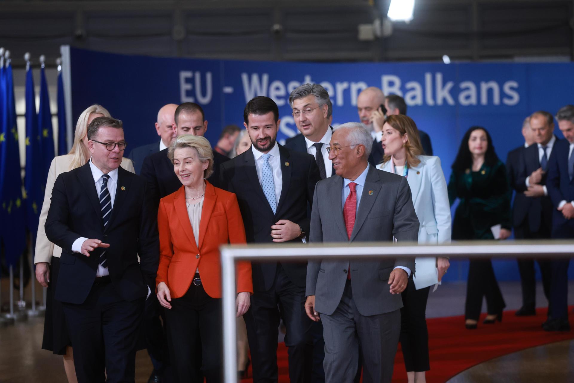 (De izquierda a derecha) El Primer Ministro de Finlandia Petteri Orpo, la Presidenta de la Comisión Europea Ursula von der Leyen, el Presidente de Montenegro Jakov Milatovic y el Presidente del Consejo Europeo Antonio Costa asisten a una foto de familia en la Cumbre UE-Balcánicos Occidentales en Bruselas, Bélgica, 18 de diciembre de 2024. Los líderes de la UE y de los Balcanes Occidentales se están reuniendo en Bruselas para discutir el fortalecimiento de la cooperación y las asociaciones regionales. (Bélgica, Finlandia, Bruselas) EFE/EPA/OLIVIER HOSLET
