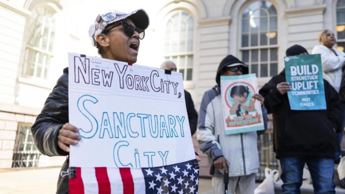 Migrantes se manifiestan en las escaleras del Ayuntamiento de la Ciudad de Nueva York para pedir al alcalde, Eric Adams, que proteja a las comunidades inmigrantes de los cambios esperados en las políticas federales de inmigración y su aplicación, en Nueva York, EE. UU., 18 de diciembre de 2024.EFE/EPA/Justin Lane
