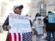 Migrantes se manifiestan en las escaleras del Ayuntamiento de la Ciudad de Nueva York para pedir al alcalde, Eric Adams, que proteja a las comunidades inmigrantes de los cambios esperados en las políticas federales de inmigración y su aplicación, en Nueva York, EE. UU., 18 de diciembre de 2024.EFE/EPA/Justin Lane