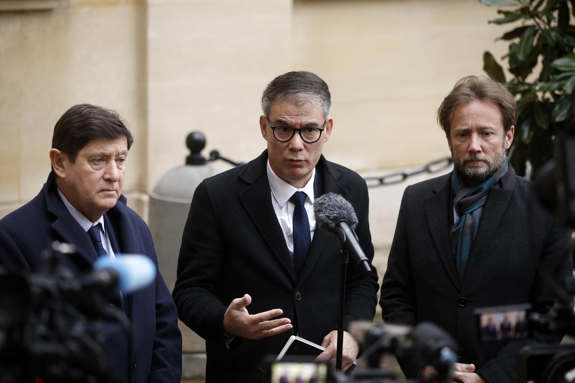 El presidente del grupo parlamentario Socialistes et Apparentes (SOC) Boris Vallaud (D), el Primer Secretario del Partido Socialista Francés Olivier Faure (C) y el presidente del grupo socialista en el Senado Patrick Kanner (I) hablan con los medios al salir del Hotel Matignon en París, Francia, el 16 de diciembre de 2024. El recién nombrado Primer Ministro francés, Bayrou, se reúne con los principales líderes políticos antes de formar su gobierno. (Francia) EFE/EPA/YOAN VALAT
