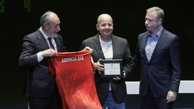 A El director de Deportes de la Agencia Efe, Luis Villarejo (c) recoge el premio al medio de comunicación nacional, durante la gala de la Real Federación de Fútbol de Madrid, este martes en el Teatro Auditorio de Alcobendas. EFE/ Zipi
