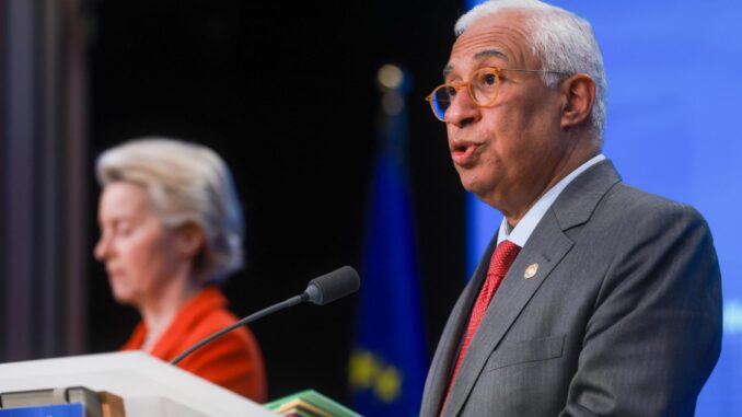 El presidente del Consejo Europeo, Antonio Costa (D), y la presidenta de la Comisión Europea, Ursula von der Leyen, asisten a una conferencia de prensa durante la Cumbre UE-Balcanes Occidentales en Bruselas, Bélgica, el 18 de diciembre de 2024. Los líderes de la UE y de los Balcanes Occidentales se están reuniendo en Bruselas para discutir el fortalecimiento de la cooperación y las asociaciones regionales. (Bélgica, Bruselas) EFE/EPA/OLIVIER HOSLET
