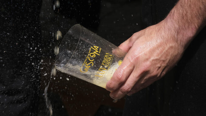 Imagen de archivo de un detalle de un vaso de sidra escanciado perfectamente en la XXIV Prueba de la Sidra de Gascona, declarada Fiesta de Interés Turístico Regional, en Oviedo. EFE/ Paco Paredes
