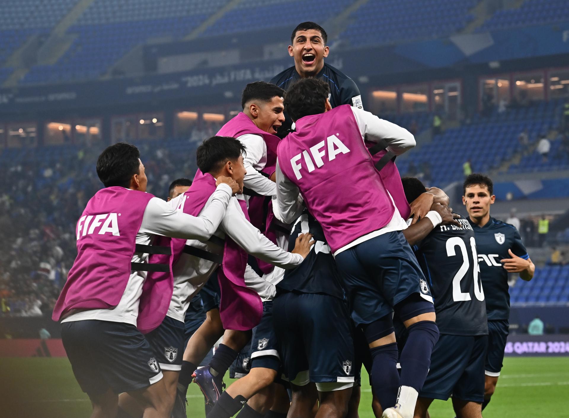 Los jugadores del Pachuca celebran un gol durante el partido de la FIFA Intercontinental Cup 2024 que han jugado Botafogo y Pachuca en Doha, Catar. EFE/EPA/NOUSHAD THEKKAYIL
