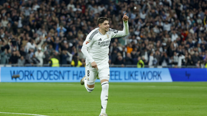 El centrocampista uruguayo del Real Madrid Fede Valverde celebra la consecución del segundo gol de su equipo durante el partido de LaLiga entre el Real Madrid y el Sevilla, este domingo en el estadio Santiago Bernabéu. EFE/ JuanJo Martín
