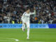 El centrocampista uruguayo del Real Madrid Fede Valverde celebra la consecución del segundo gol de su equipo durante el partido de LaLiga entre el Real Madrid y el Sevilla, este domingo en el estadio Santiago Bernabéu. EFE/ JuanJo Martín