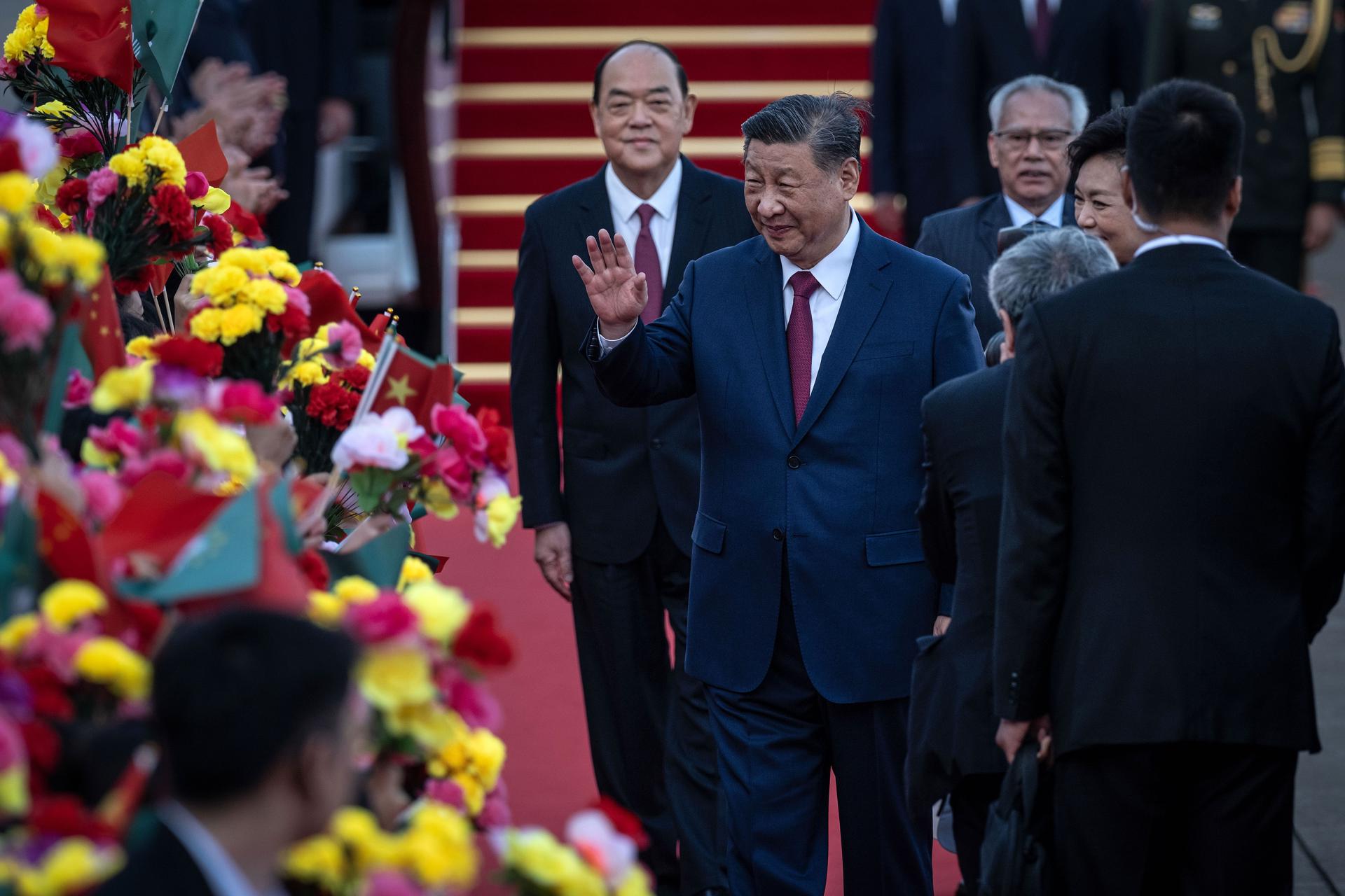 El presidente chino, Xi Jinping, saluda a los niños a su llegada al Aeropuerto Internacional de Macao para celebrar el 25º aniversario del retorno de la ciudad a China, el 18 de diciembre de 2024. EFE/EPA/GONCALO LOBO PINHEIRO
