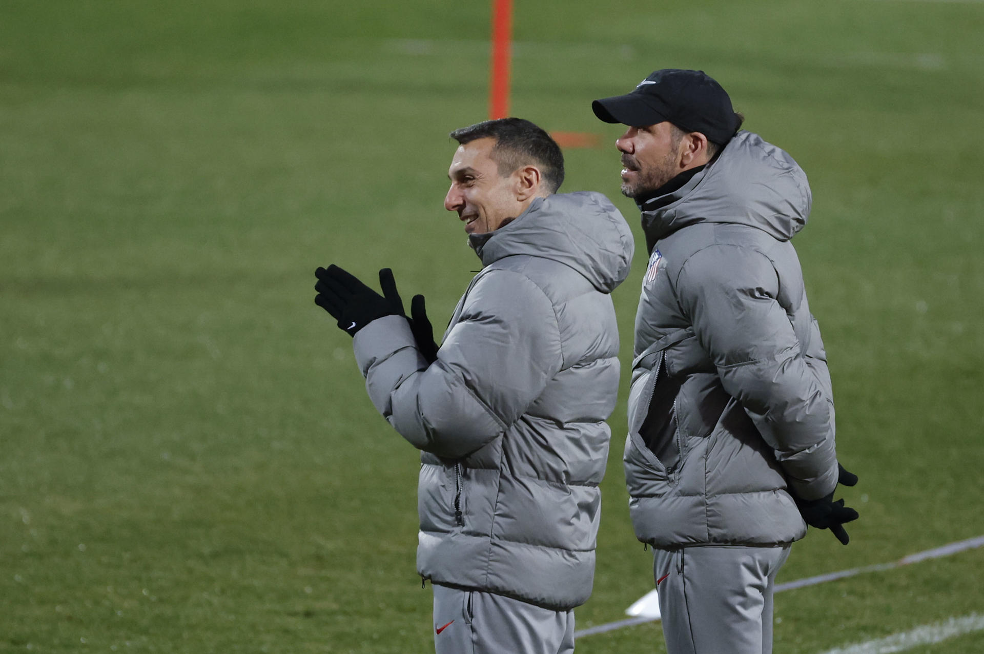 Simeone, junto a Gustavo López, uno de sus ayudantes, durante el entrenamiento de este domingo. EFE/ Mariscal
