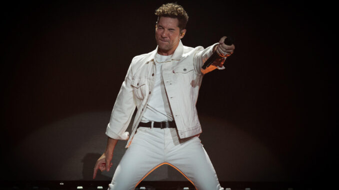 Imagen de archivo del cantante David Bisbal durante un concierto en Pamplona en el marco de su gira "Tour Volaré 2024" . EFE/Villar López
