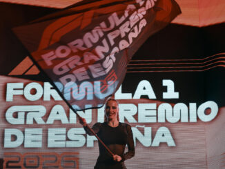 Una azafata ondea la bandera de la Fórmula Uno durante la presentación del Gran Premio de España de Fórmula Uno de Madrid en Ifema, Madrid, en una foto de archivo. EFE/ Rodrigo Jiménez