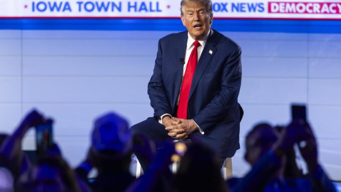 Fotografía de archivo del 10 de enero de 2024 del entonces candidato y hoy presidente de los Estados Unidos Donald Trump, hablando en un ayuntamiento de Iowa, moderado por Bret Baier y Martha MacCallum de Fox News Channel, en Iowa (Estados Unidos). EFE/ Jim Lo Scalzo ARCHIVO
