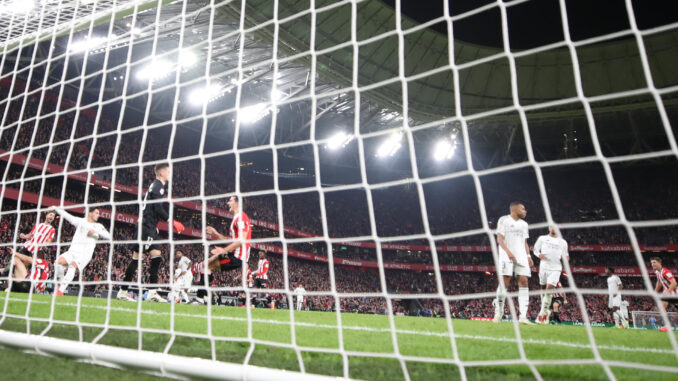 El delantero del Real Madrid Kylian Mbappé tras fallar el penalti durante el partido de la jornada 19 de LaLiga que Athletic Club de Bilbao y Real Madrid disputaron en el estadio de San Mamés, en Bilbao. EFE/LUIS TEJIDO
