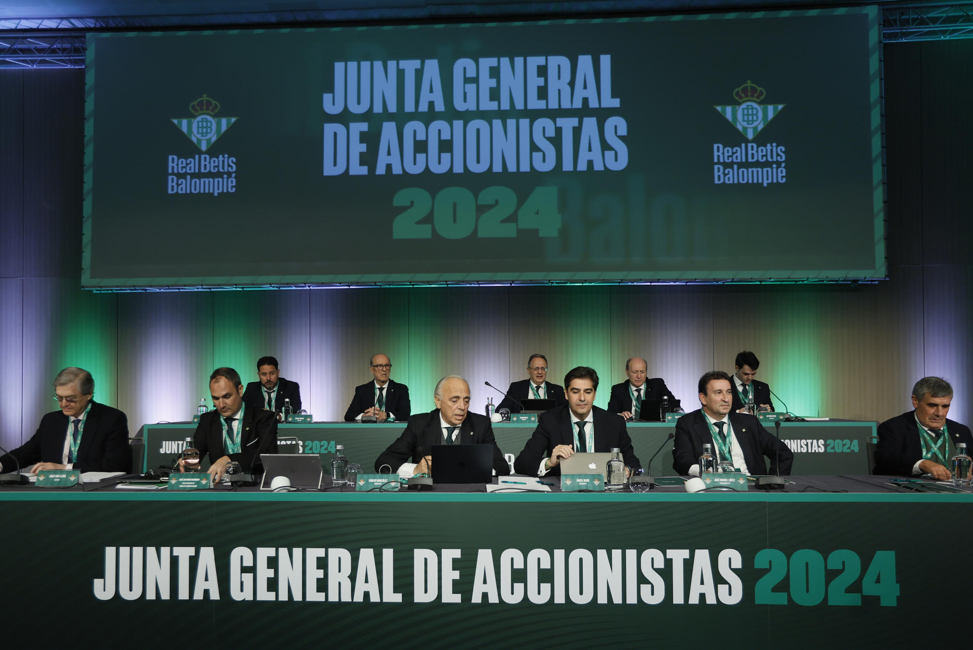 El presidente del Real Betis Balompié, Ángel Haro (3d), junto al resto de la junta directiva del club, durante la reunión de la Junta General de Accionistas 2024, este martes en Sevilla. EFE/José Manuel Vidal
