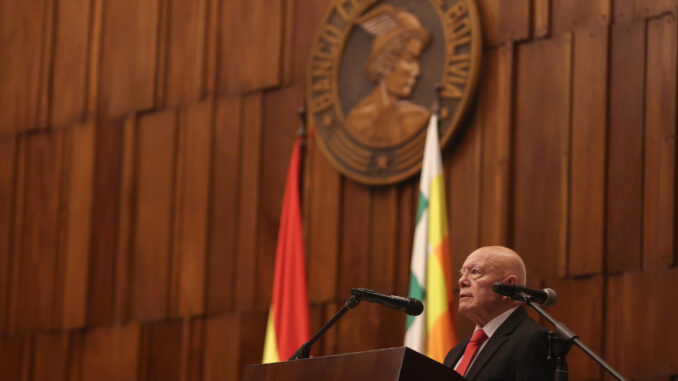 El presidente del Tribunal Supremo Electoral (TSE), Oscar Hassenteufel, habla un acto este lunes en La Paz (Bolivia). EFE/Luis Gandarillas
