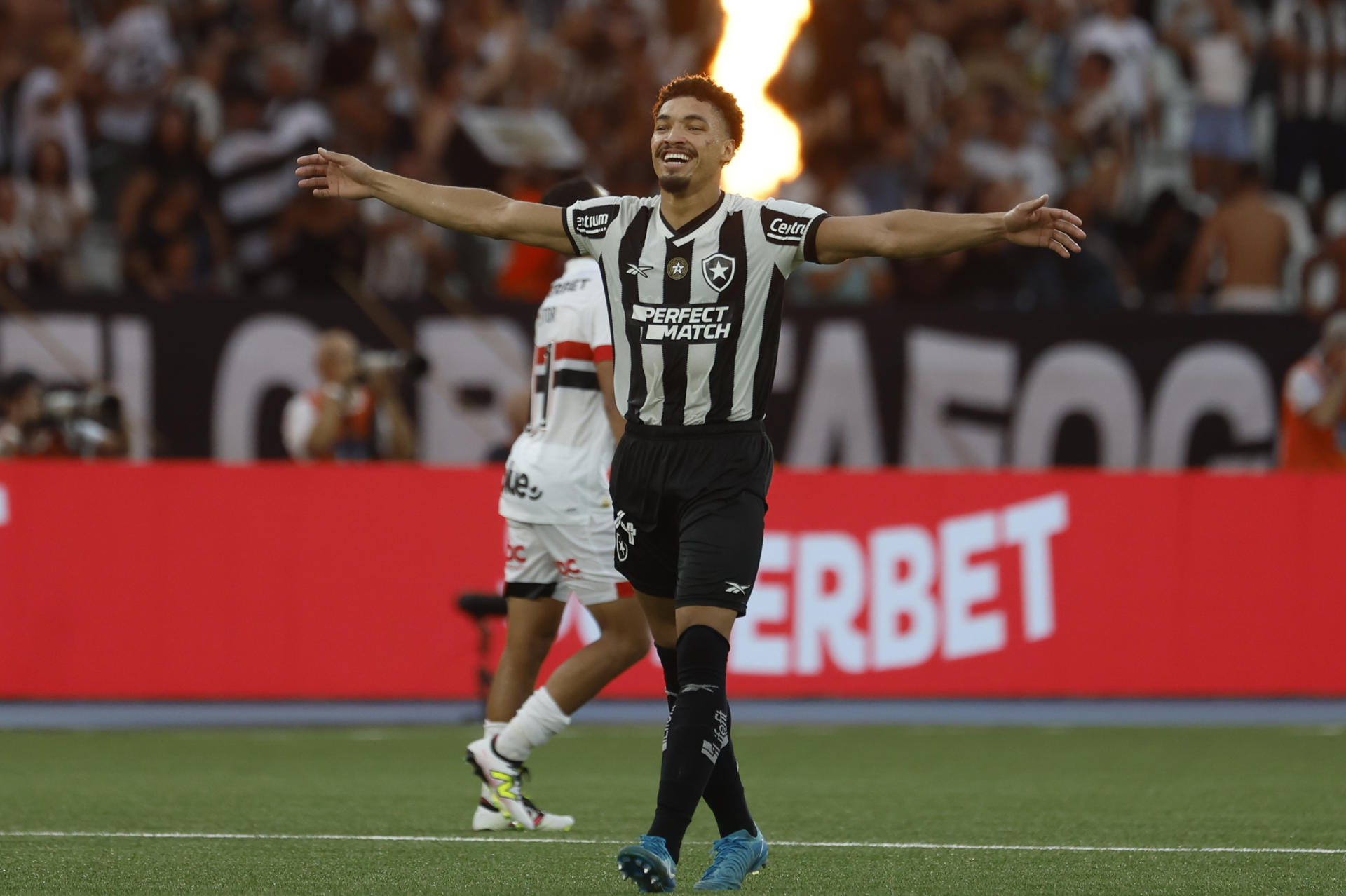 Adryelson de Botafogo celebra al coronarse campeón del Brasileirao tras un partido ante Sao Paulo, en el estadio Olímpico Nilton Santos, en Río de Janeiro (Brasil). EFE/ Antonio Lacerda
