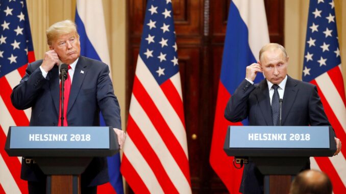 Foto de archivo, tomada el 16 de julio de 2018, del presidente estadounidense, Donald J. Trump (i), y su homólogo ruso, Vladimir Putin (d), mientras ofrecen una rueda de prensa. EFE/ Anatoly Maltsev
