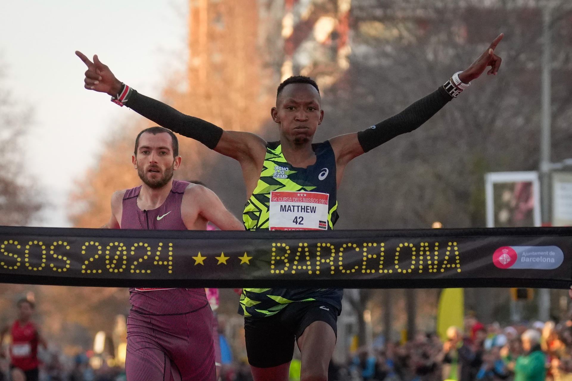 El keniano Matthew Kipkoech se impone vencedor de la Cursa del Nassos, carrera de atletismo de 5km, este martes en Barcelona. EFE/ Enric Fontcuberta
