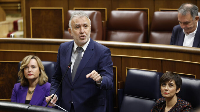 l ministro de Política Territorial y Memoria Democrática, Ángel Víctor Torres, durante su intervención en la sesión de control al Gobierno que se celebra este miércoles en el Congreso. EFE/ Mariscal
