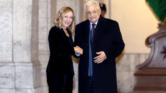 La primera ministra de Italia, Giorgia Meloni (I), estrecha la mano del presidente palestino Mahmoud Abbas durante su reunión en el Palacio Chigi, en Roma, Italia, el 13 de diciembre de 2024. (Italia, Roma) EFE/EPA/ANSA/MASSIMO PERCOSSI
