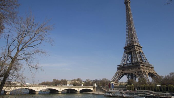 Foto de archivo de la Torre Eiffel, en París. EFE/Ian Langsdon
