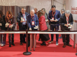 Vista de la votación en urna de los miembros de los órganos federales por parte de los 976 delegados acreditados durante el 41 Congreso Federal del PSOE reunido en Sevilla este domingo. EFE/Julio Muñoz