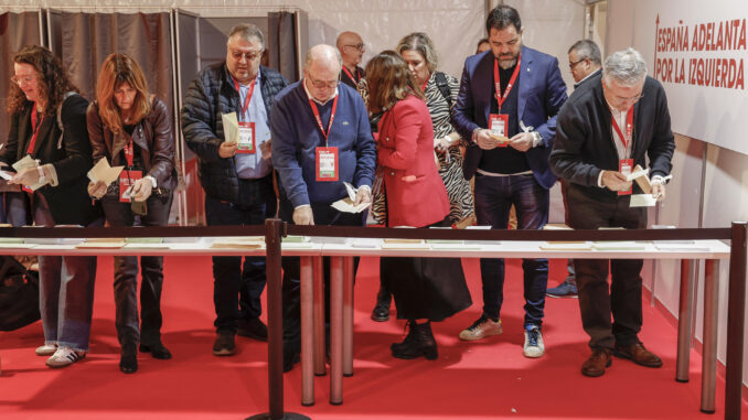 Vista de la votación en urna de los miembros de los órganos federales por parte de los 976 delegados acreditados durante el 41 Congreso Federal del PSOE reunido en Sevilla este domingo. EFE/Julio Muñoz
