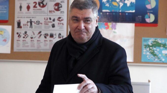 El candidato presidencial Zoran Milanovic vota en un colegio electoral de Zagreb durante la primera ronda de las elecciones celebradas este domingo en Croacia. EFE/ Antonio Bat
