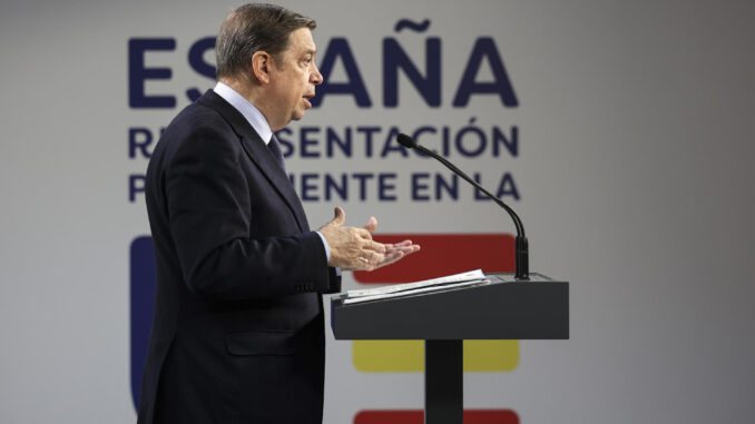 BRUSELAS, 11/12/2024.- El ministro español de Agricultura y Pesca, Luis Planas, destacó este miércoles el "buen resultado" que supone para España el acuerdo sobre las posibilidades de pesca de 2025 en el Atlántico y el Mediterráneo alcanzado en la Unión Europea (UE), en una rueda de prensa posterior a la reunión de ministros de Pesca de la UE celebrada entre el lunes y el martes en Bruselas. EFE/ Pablo Garrigós
