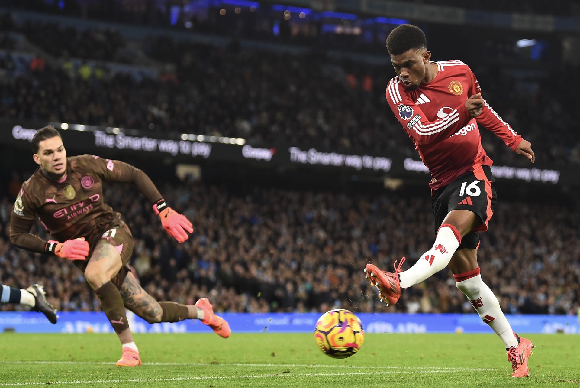 El jugador del Manchester United Amad Diallo (C-I) logra el gol del triunfo con sus compañeros durante el partido de la Premier League que han jugado Manchester City y Manchester United, en Manchester, Reino Unido. EFE/EPA/PETER POWELL
