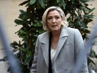 La líder del grupo parlamentario Agrupación Nacional (RN), Marine Le Pen, llega al Hotel Matignon en París, el 16 de diciembre de 2024. EFE/EPA/YOAN VALAT