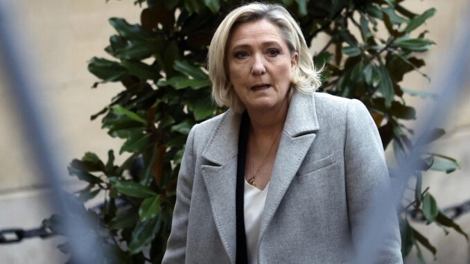 La líder del grupo parlamentario Agrupación Nacional (RN), Marine Le Pen, llega al Hotel Matignon en París, el 16 de diciembre de 2024. EFE/EPA/YOAN VALAT
