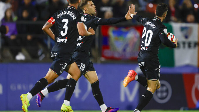 Los jugadores del Leganés celebran el segundo gol durante el partido de segunda ronda de Copa del Rey que disputan hoy miércoles frente al Estepona en el estadio Francisco Muñoz Pérez, en la localidad malagueña. EFE/Jorge Zapata
